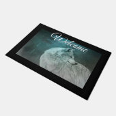 暗い森の中で美しい灰色の狼へようこそ ドアマット (アングル)