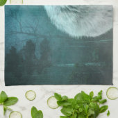 暗い森の中の美しい灰色の狼 キッチンタオル (折り畳み)