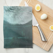 暗い森の中の美しい灰色の狼 キッチンタオル (四つ折り)