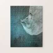 暗い森の中の美しい灰色の狼 ジグソーパズル (縦)