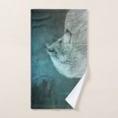 暗い森の中の美しい灰色の狼 ハンドタオル (ハンドタオル)