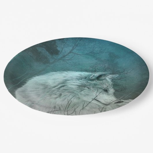 暗い森の中の美しい灰色の狼 ペーパープレート (アングル)