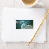 暗い森の中の美しい灰色の狼 ラベル (インサイチュ)