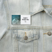 暗い森の中の美しい灰色の狼 名札 (インサイチュ)