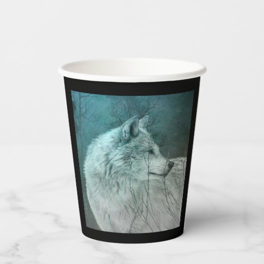 暗い森の中の美しい灰色の狼 紙コップ (裏面)