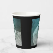 暗い森の中の美しい灰色の狼 紙コップ (左)