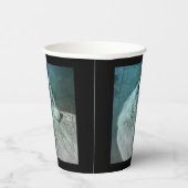 暗い森の中の美しい灰色の狼 紙コップ (右)