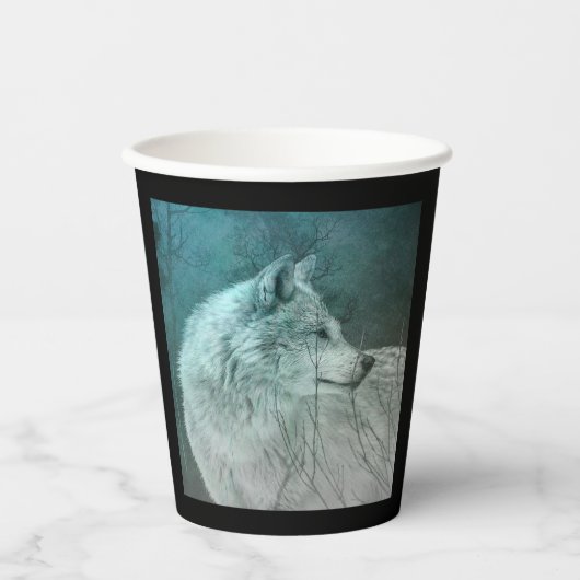 暗い森の中の美しい灰色の狼 紙コップ (正面)