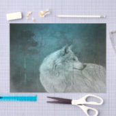 暗い森の中の美しい灰色の狼 薄葉紙 (クラフト)