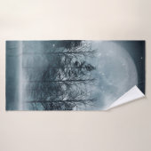 暗い森。木々の暗い暗いシーン、大きモーい バスタオル (バスタオル)