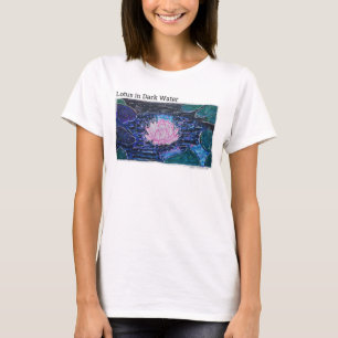 暗い水に咲く蓮 Tシャツ