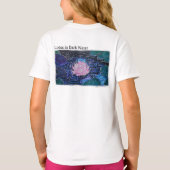 暗い水の中の蓮 Tシャツ (裏面)