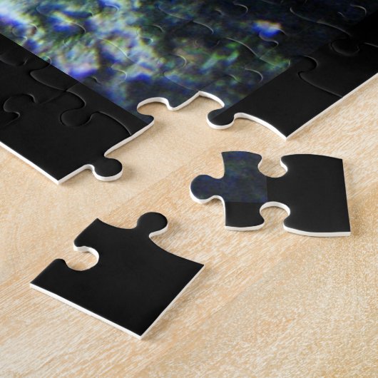 暗い淡い色の海水の中の白い生きたサンゴ ジグソーパズル (側面)