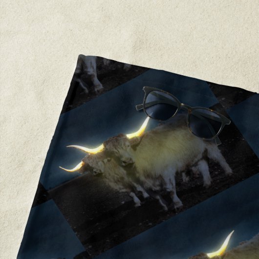 暗い白熱［赤熱］光を放つビーチタオルで高地の牛 ビーチタオル (インサイチュ)