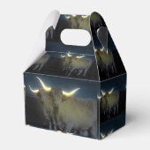 暗い白熱［赤熱］光を放つ牛の好意の箱 フェイバーボックス (正面サイド)