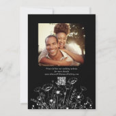 暗い白黒ワイルドフラワー日付の結婚保存 招待状 (裏面)