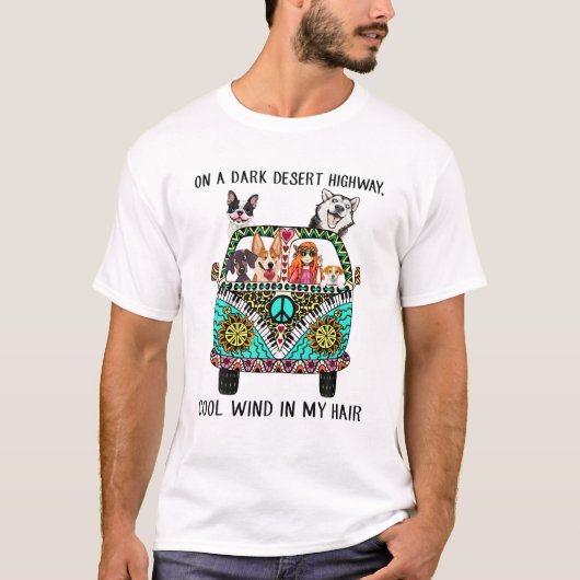 暗い砂漠のハイウェイクールの風と私の犬で Tシャツ (正面)