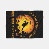 暗い砂漠のハイウェイクールの風に吹かれて フリースブランケット (正面(横))