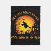 暗い砂漠のハイウェイクールの風に吹かれて フリースブランケット (正面)