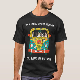 暗い砂漠のハイウェイ 髪をなでる涼しい風 コーギ Tシャツ