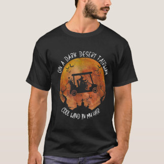暗い砂漠の上でゴルフカートに乗るハロウィーンの魔女 Tシャツ