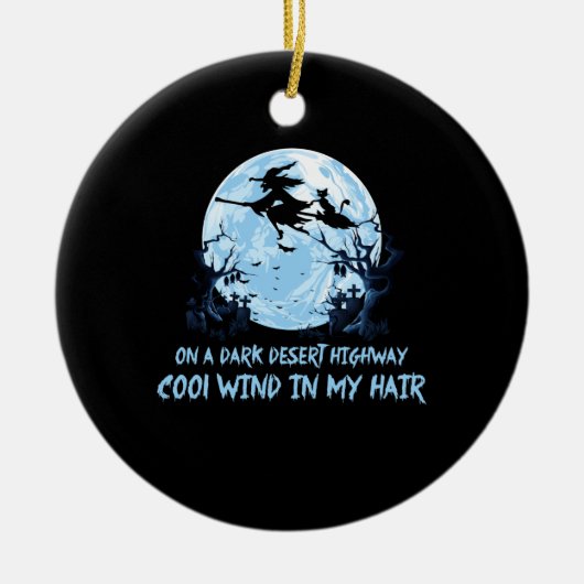 暗い砂漠の幹線道路で箒に乗る魔女 セラミックオーナメント (正面)