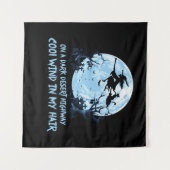 暗い砂漠の幹線道路で箒に乗る魔女 タペストリー (正面(横))