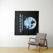 暗い砂漠の幹線道路で箒に乗る魔女 タペストリー (インサイチュ(横))