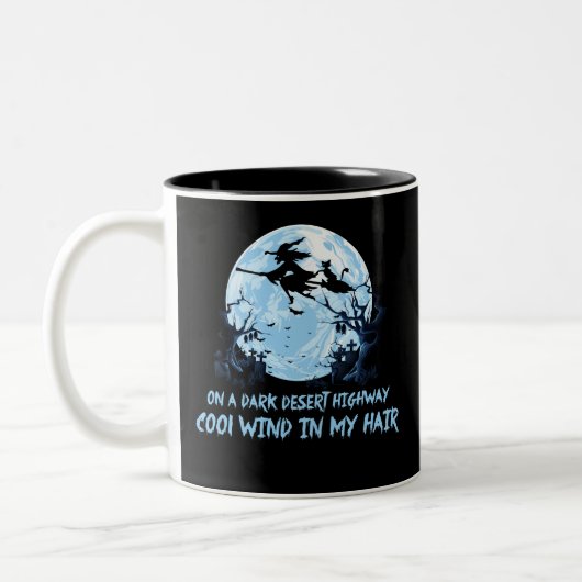 暗い砂漠の幹線道路で箒に乗る魔女 ツートーンマグカップ (左)