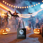 暗い砂漠の幹線道路で箒に乗る魔女 トートバッグ