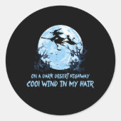 暗い砂漠の幹線道路で箒に乗る魔女 ラウンドシール (正面)