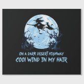 暗い砂漠の幹線道路で箒に乗る魔女 ラッピングペーパー (フラット)