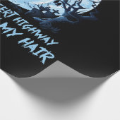 暗い砂漠の幹線道路で箒に乗る魔女 ラッピングペーパー (角)