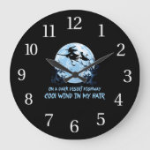 暗い砂漠の幹線道路で箒に乗る魔女 ラージ壁時計 (正面)