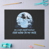 暗い砂漠の幹線道路で箒に乗る魔女 薄葉紙 (クラフト)