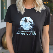 暗い砂漠の幹線道路で箒に乗る魔女 Tシャツ
