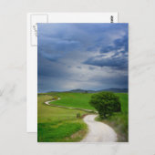 暗い空の下の曲がりくねった道 ポストカード (正面/裏面)