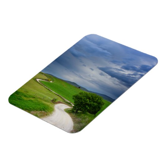 暗い空の下の曲がりくねった道 マグネット (左側)