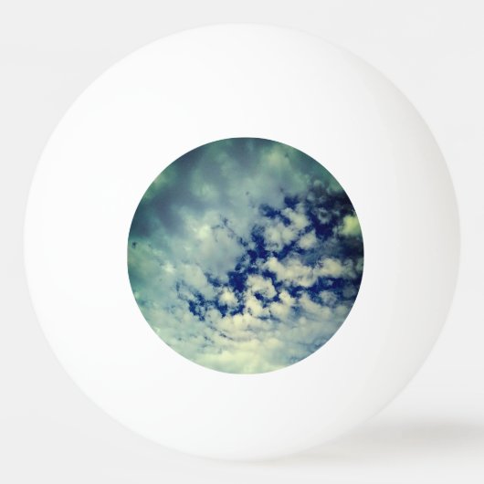 暗い空、雲の中を覗く 卓球ボール (正面)