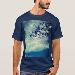 暗い空、雲の中を覗く Tシャツ