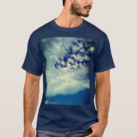 暗い空、雲の中を覗く Tシャツ (正面)