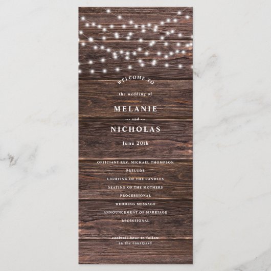 暗い素朴木材とストリングライトの結婚式 プログラム