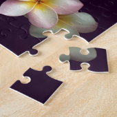 暗い紫色のプルメリアの花 ジグソーパズル (側面)