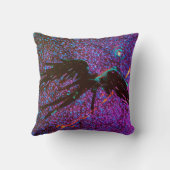 暗い翼のある姿飛んでいるが宇宙の向こうに クッション (裏面)