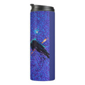 暗い翼のある姿飛んでいるが宇宙の向こうに タンブラー (回転右)