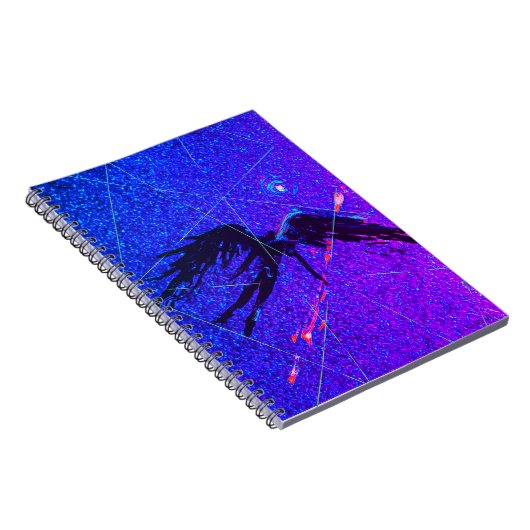 暗い翼のある姿飛んでいるが宇宙の向こうに ノートブック (右側)