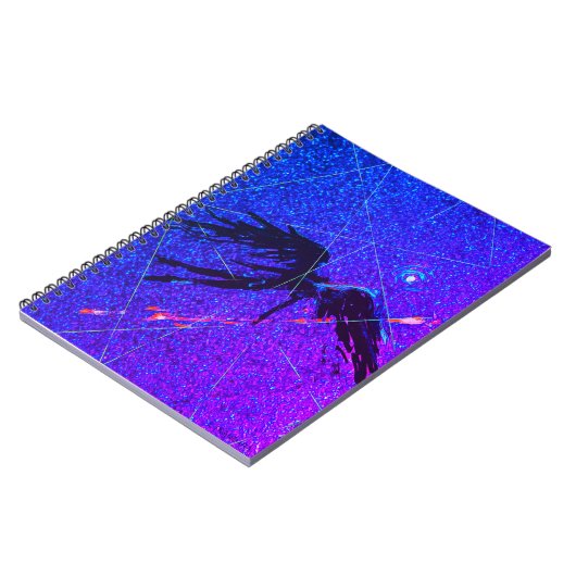 暗い翼のある姿飛んでいるが宇宙の向こうに ノートブック (左側)