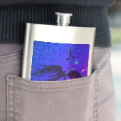 暗い翼のある姿飛んでいるが宇宙の向こうに フラスク (インサイチュ)