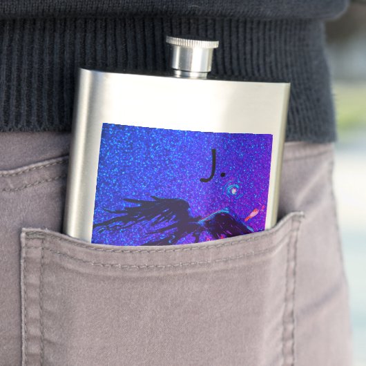 暗い翼のある姿飛んでいるが宇宙の向こうに フラスク (インサイチュ)