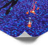 暗い翼のある姿飛んでいるが宇宙の向こうに ポスター (角)